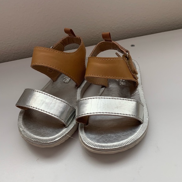 Oshkosh size 7t sandals - Picture 3 of 6